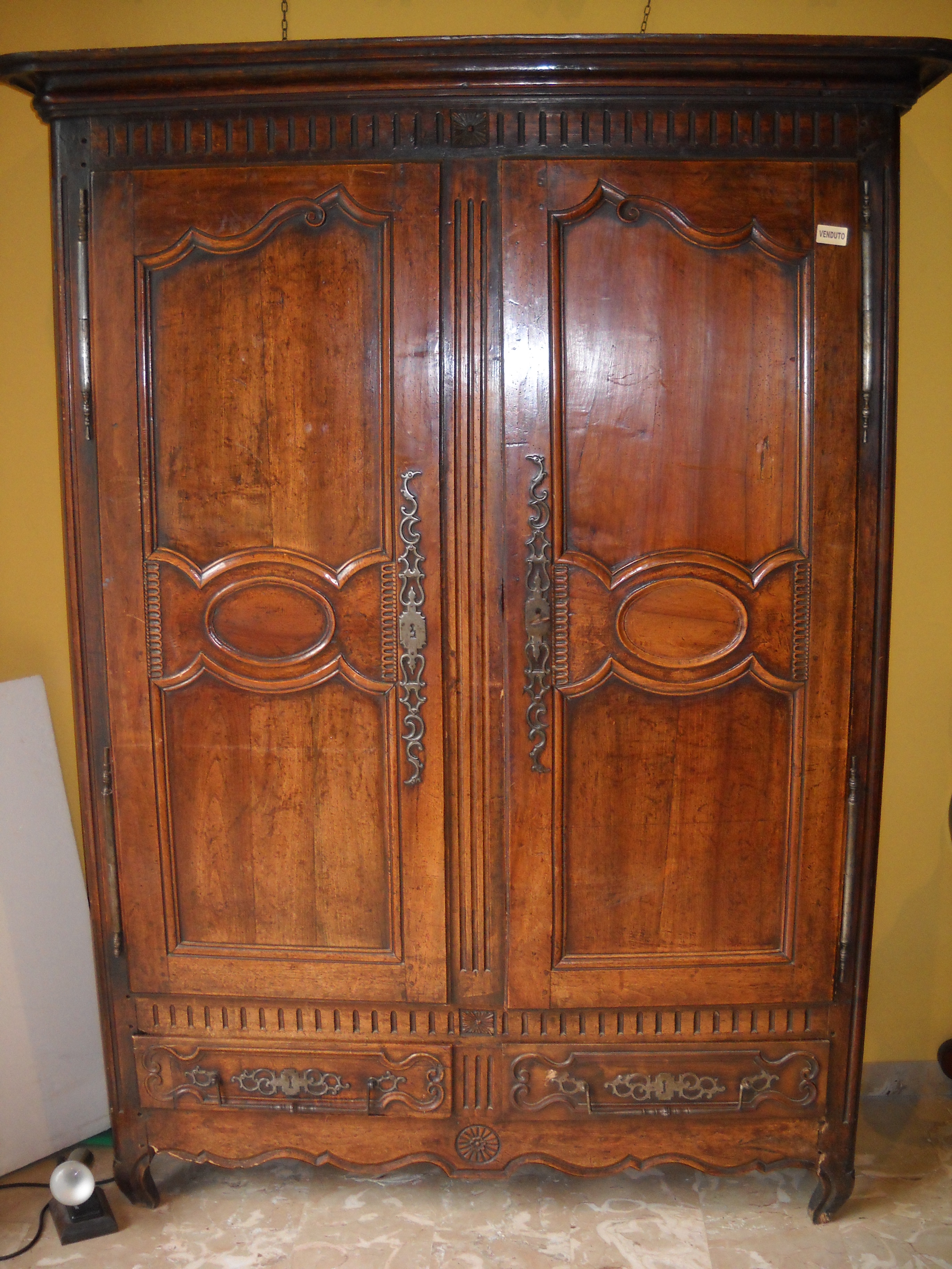 Armadio provenzale in noce del 700 prima del restauro - Chiesa Madre